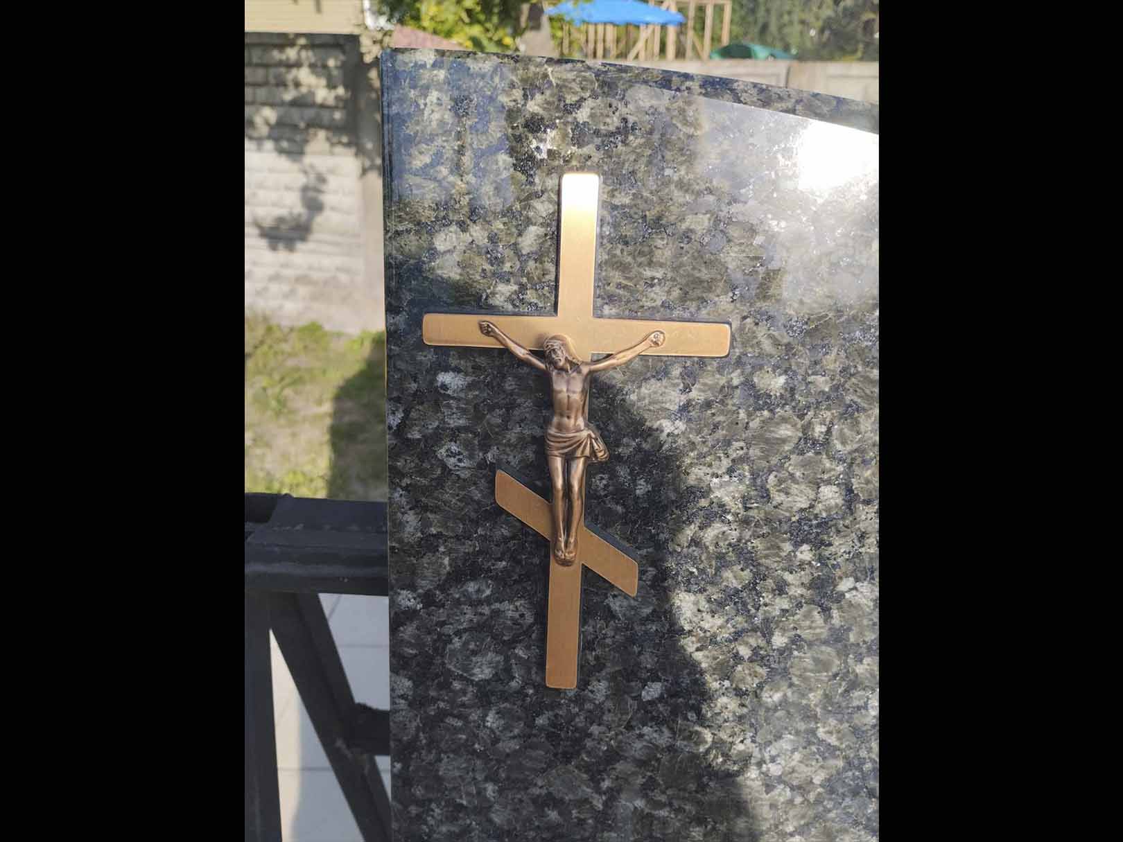 Гравировка надписи на памятнике. Эпитафия